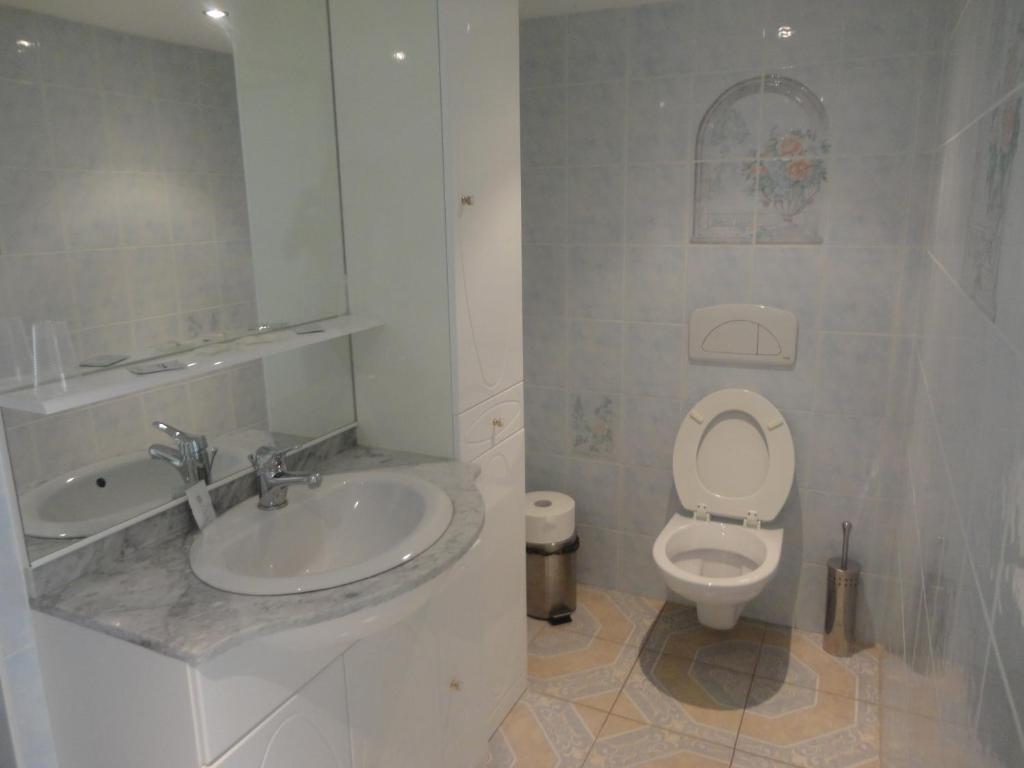 Hotel Aux Beaux Rivages En Gaume Lacuisine Oda fotoğraf