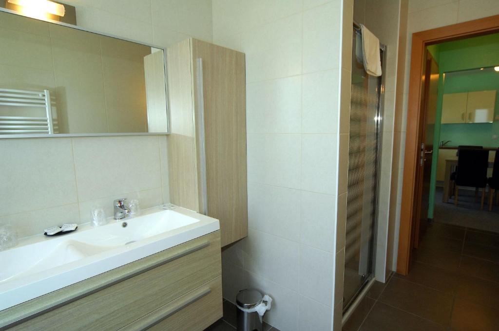 Hotel Aux Beaux Rivages En Gaume Lacuisine Oda fotoğraf